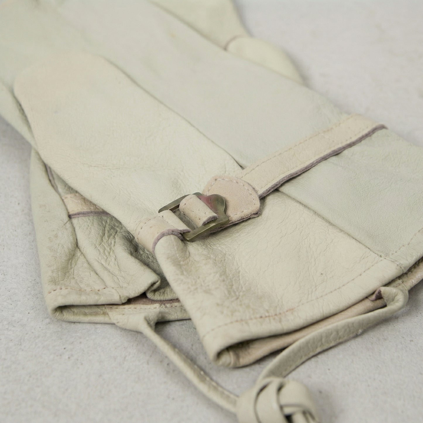 Vita skidhandskar i skinn