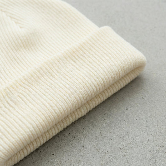 Grovstickad mössa med uppvikt kant