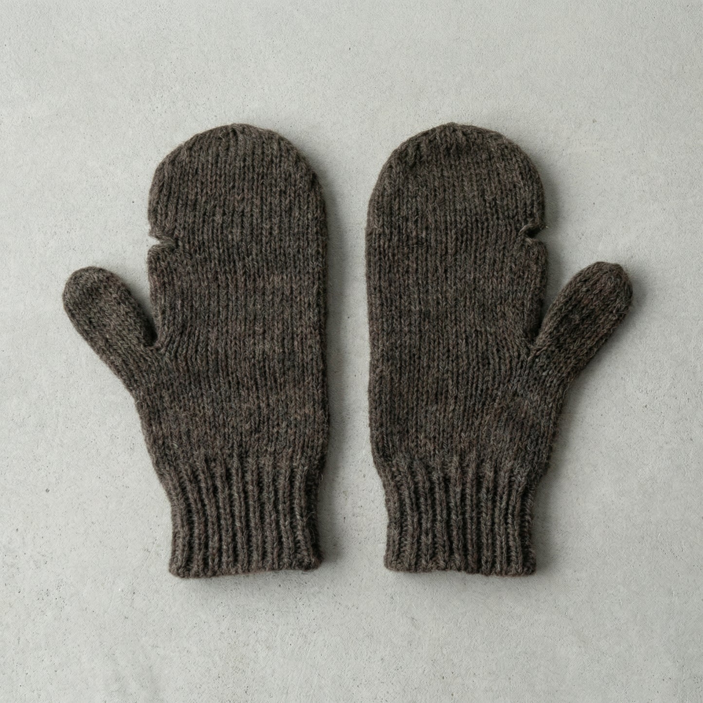 Tumvantar i ull – med fingerhål