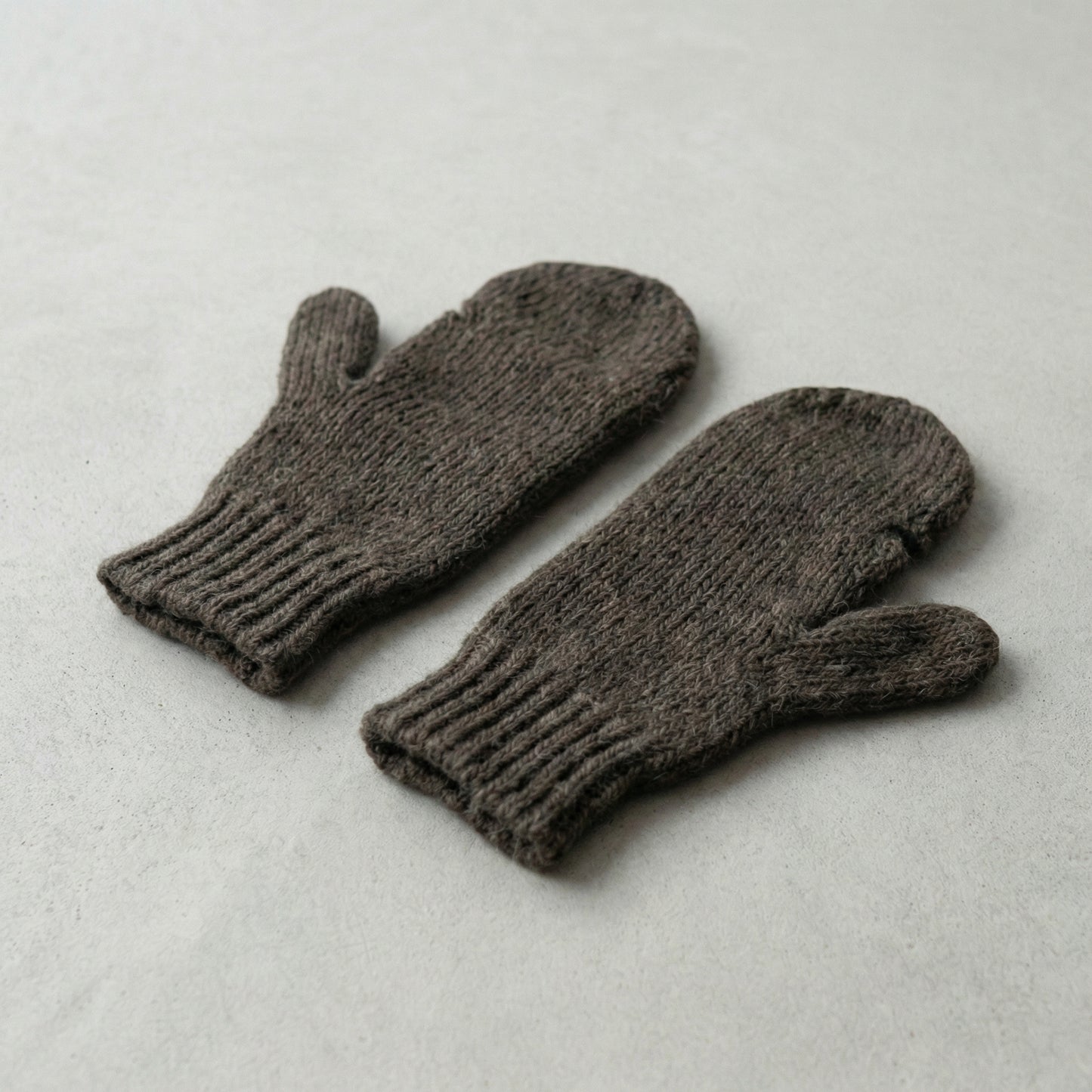 Tumvantar i ull – med fingerhål